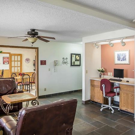 Econo Lodge Inn & Suites 더뷰크 외부 사진