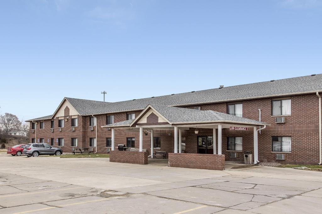 Econo Lodge Inn & Suites 더뷰크 외부 사진
