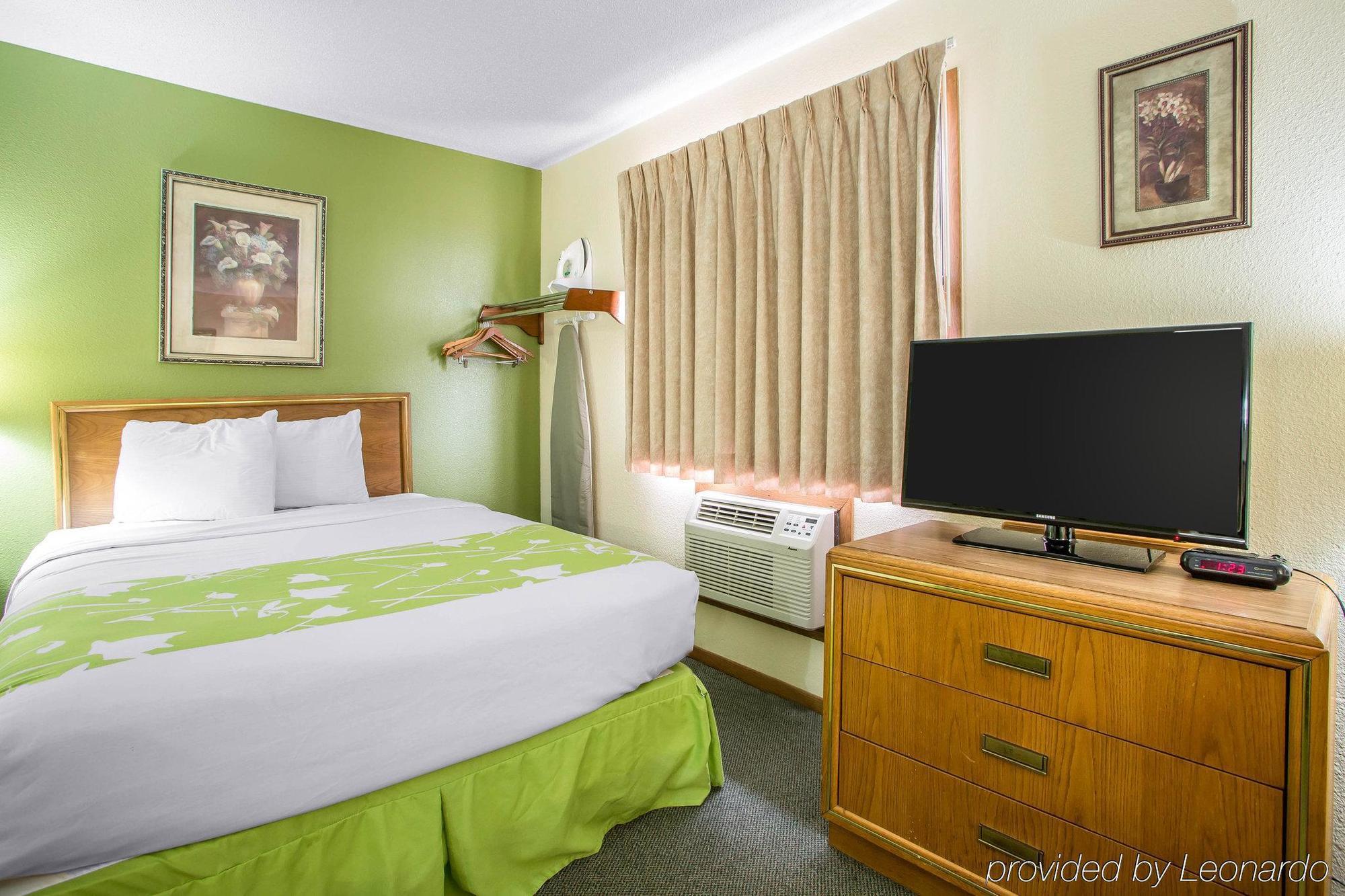Econo Lodge Inn & Suites 더뷰크 외부 사진