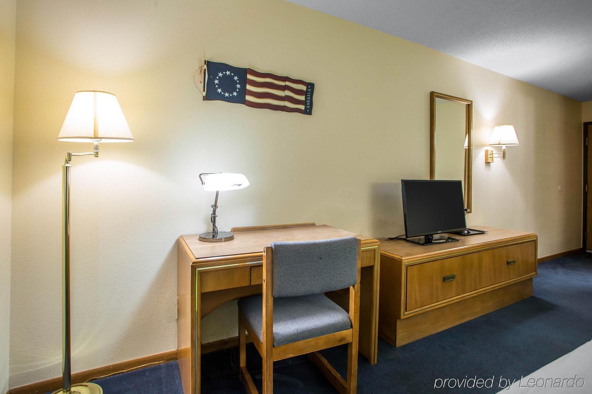 Econo Lodge Inn & Suites 더뷰크 외부 사진