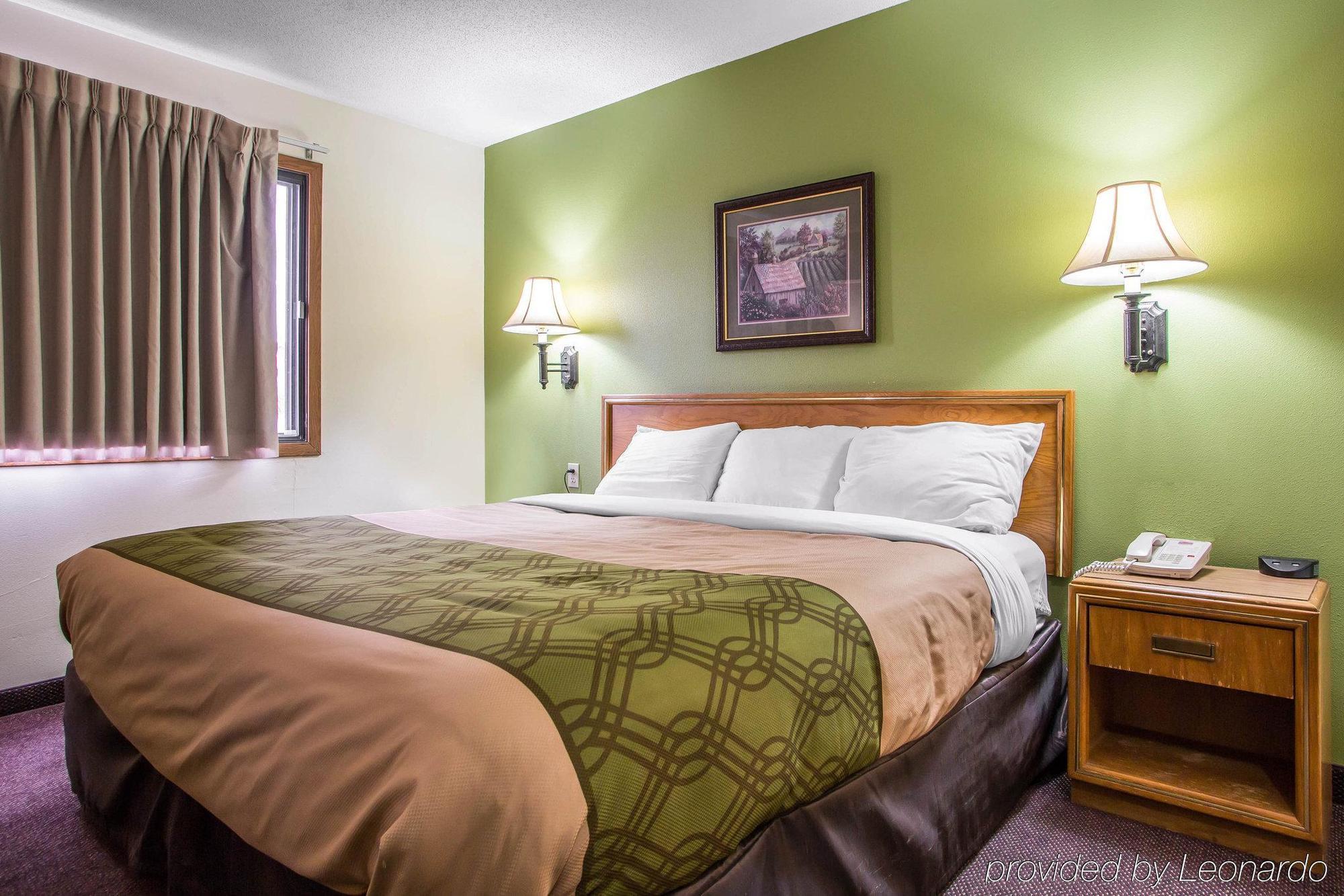 Econo Lodge Inn & Suites 더뷰크 외부 사진