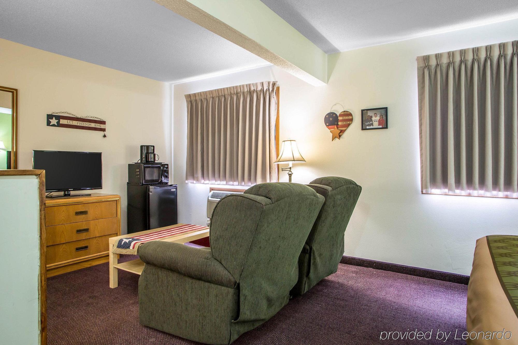 Econo Lodge Inn & Suites 더뷰크 외부 사진