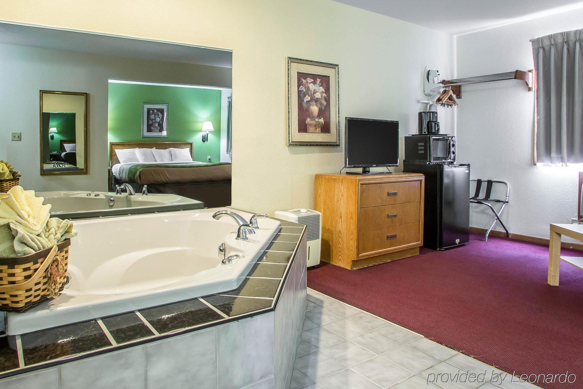 Econo Lodge Inn & Suites 더뷰크 외부 사진