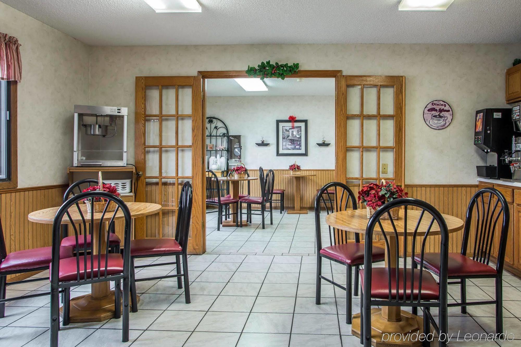 Econo Lodge Inn & Suites 더뷰크 외부 사진