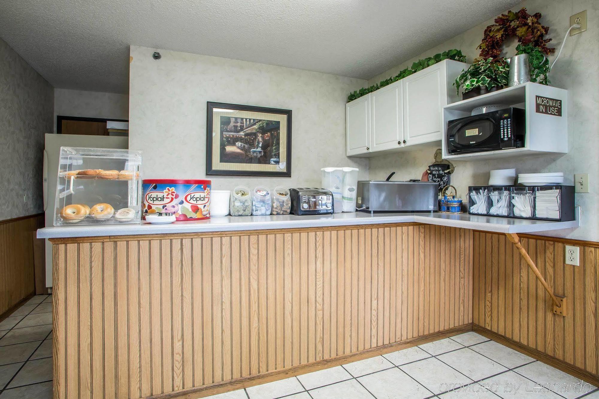 Econo Lodge Inn & Suites 더뷰크 외부 사진