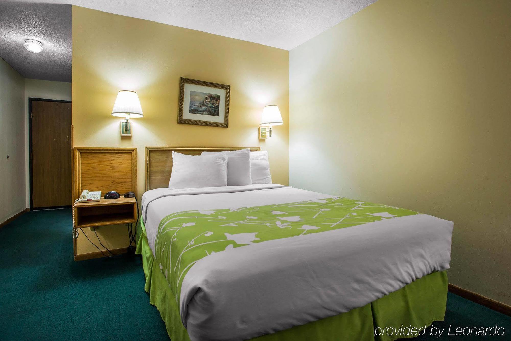 Econo Lodge Inn & Suites 더뷰크 외부 사진