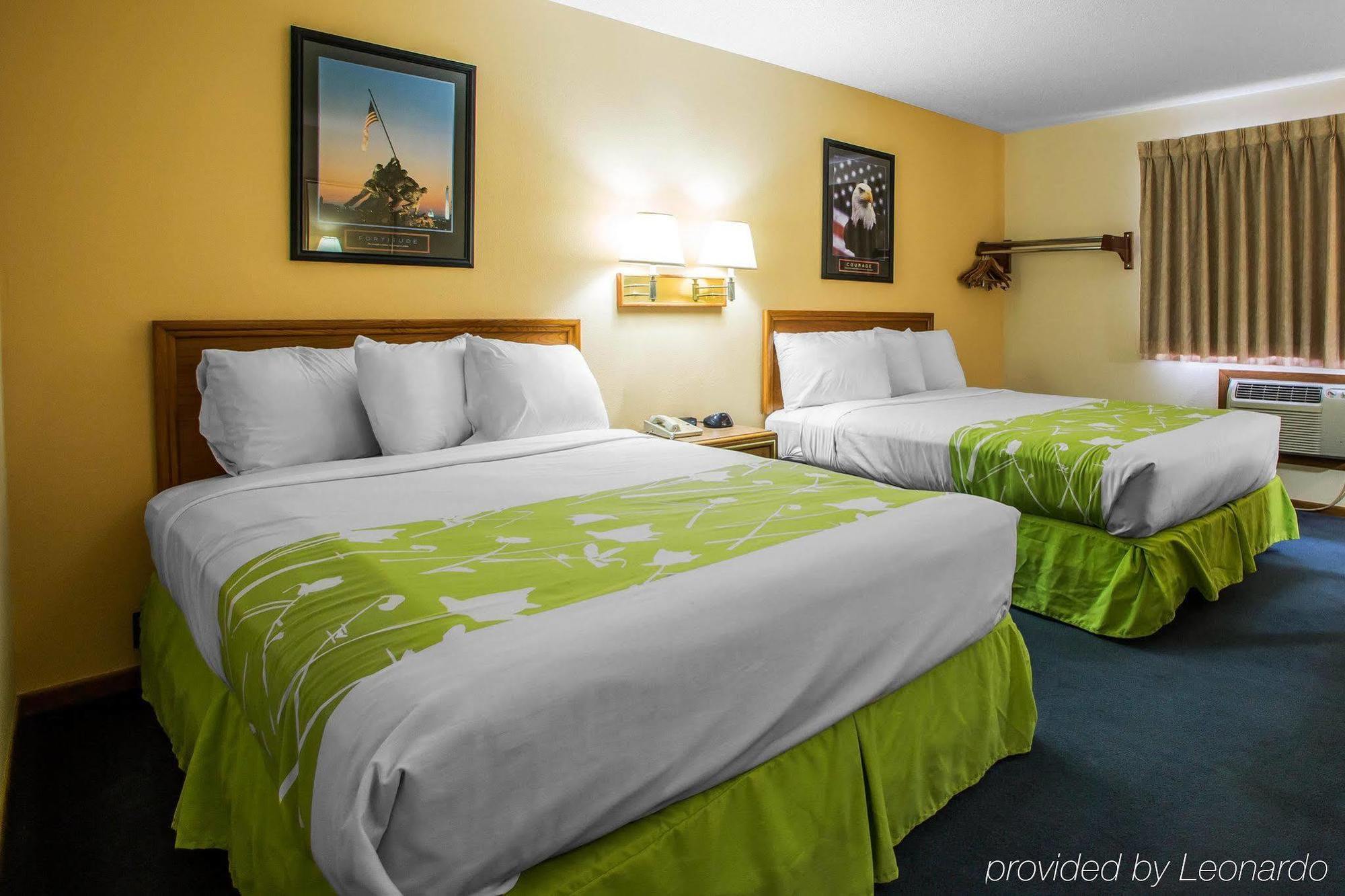 Econo Lodge Inn & Suites 더뷰크 외부 사진