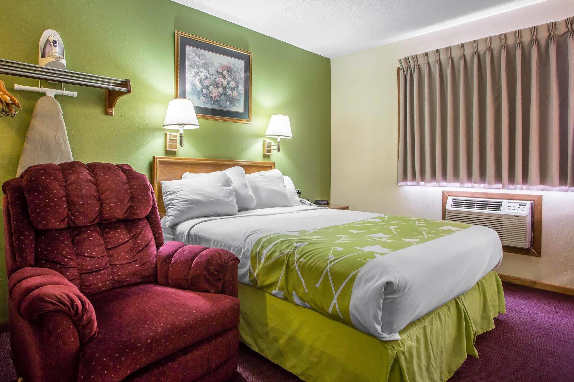 Econo Lodge Inn & Suites 더뷰크 외부 사진